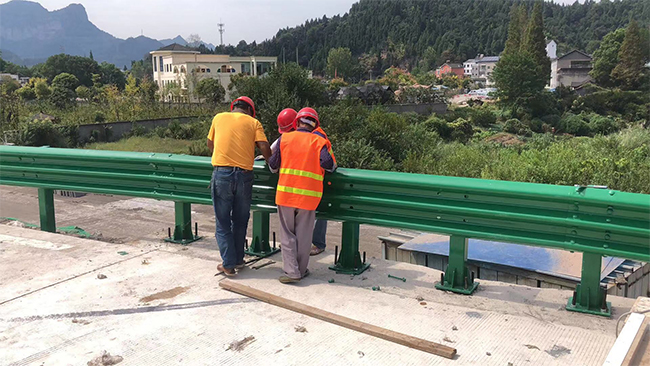 咸阳高速公路护栏板的维护确保道路安全的关键环节