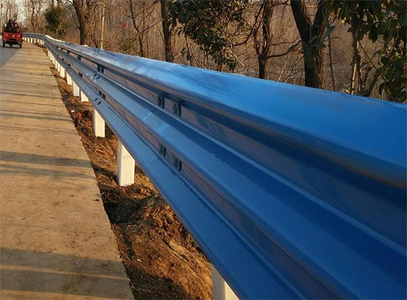 咸阳公路波形护栏板的优点